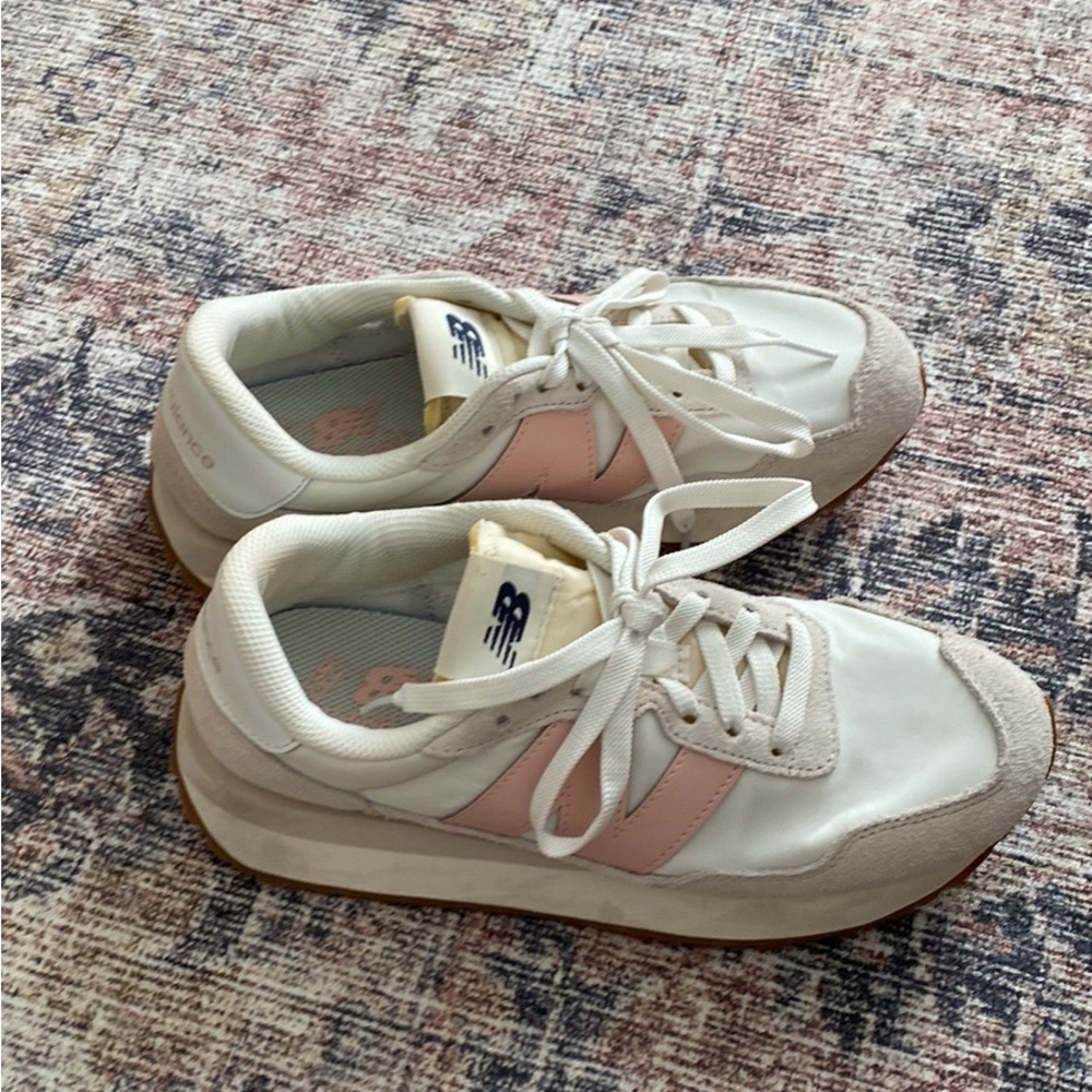 New balance…super cute…only worn a few times!